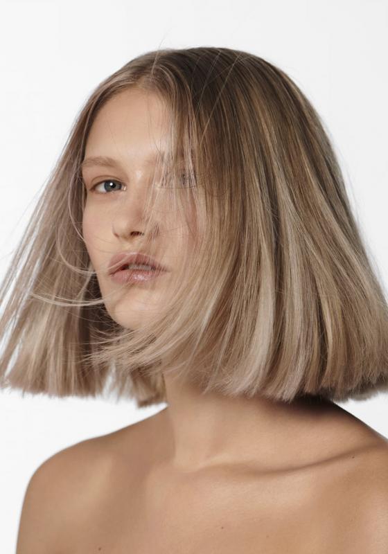 Γαλλικό καρέ με μπαλεγιάζ Surfer mod’s hair blond bébé